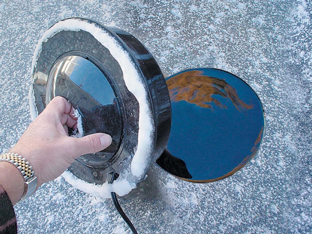 a porthole pond de-icer